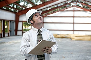  personne vérifiant le code du bâtiment pour voir s'il doit utiliser du contreplaqué résistant au feu 